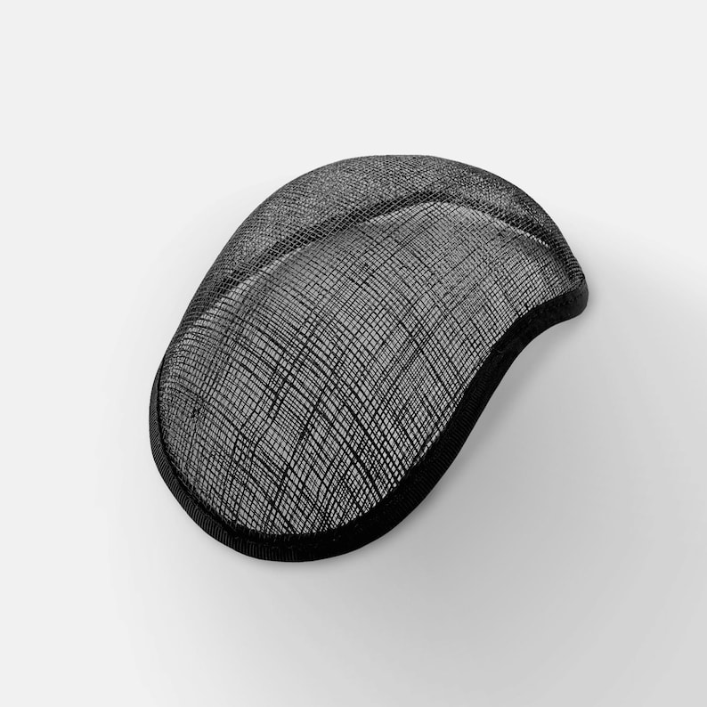 K&ouml;nnte beinhalten: Schwarze Hutbasis aus gewebtem stroh&auml;hnlichem Material. Die Basis hat die Form eines abgerundeten Ovals und einen glatten, fertigen Rand.