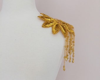Epaulet appliqué met gouden pailletten