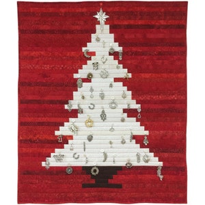 Könnte beinhalten: Ein weißer Stoff-Weihnachtsbaum mit einem Stern oben, der mit silbernen und goldenen Ohrringen geschmückt ist. Der Baum steht auf einem roten Hintergrund.