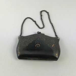 Jugendstil Schwarz Metall Puppen Geldbörse. Mit goldfarbener Dekoration. Um 1900
