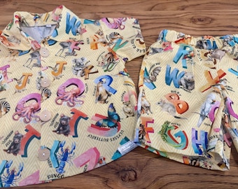 Handgefertigtes australisches Alphabet-Shirt & Shorts-Set | Partnerlook für Kinder | Sommer-Set aus Baumwolle | Australische Tierbekleidung | Handgefertigt in Australien