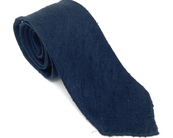 Cravate italienne bleue de luxe en shantung sans liser roulée à la main
