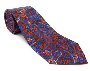 Pode incluir: Uma gravata azul e laranja com padrão paisley. A gravata está enrolada e pronta para ser usada.
