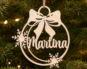 Personalisierte Weihnachtskugel aus Holz mit Wunschname, großer Schleife, zwei Schneeflocken und doppeltem Kugelrahmen