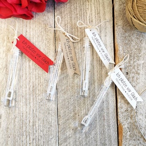 Peut inclure: Quatre bulles en verre transparent avec des étiquettes en papier brun et blanc qui disent "Ich platze vor Gluck" avec la date et les noms du couple. Les étiquettes sont attachées avec de la ficelle.