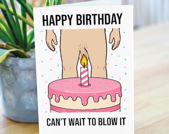 Puede incluir: Una tarjeta de felicitación blanca con el texto HAPPY BIRTHDAY en la parte superior y CAN'T WAIT TO BLOW IT en la inferior. La ilustración muestra un pastel con glaseado rosa y una vela encendida, con una figura detrás con los brazos caídos.