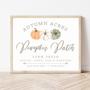 Pode incluir: Uma placa com o texto "AUTUMN ACRES Pumpkin Patch" em letras marrons. A placa também inclui o texto "FARM FRESH APPLES, CIDER, PIES & HAYRIDES PICK YOUR OWN OPEN DAILY" em letras marrons menores. Uma ilustração em aquarela de três abóboras está acima do texto.