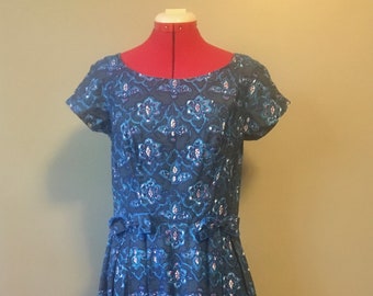 Robe de cocktail bleue et violette des années 1950 / Robe de soirée damassée bleue des années 1950 / Moyenne / Robe vintage