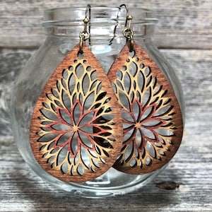 Verzauberte Blumentropfen in natürlichen Farben - leichte Boho Statement Ohrringe - Niobium hypoallergene Ohrringe