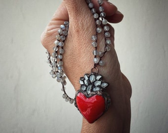 Collana ex voto con pietre di labradorite. Ciondolo cuore rosso e punte di Herkimer. Regalo San Valentino. Collana cuore votivo. Milagro