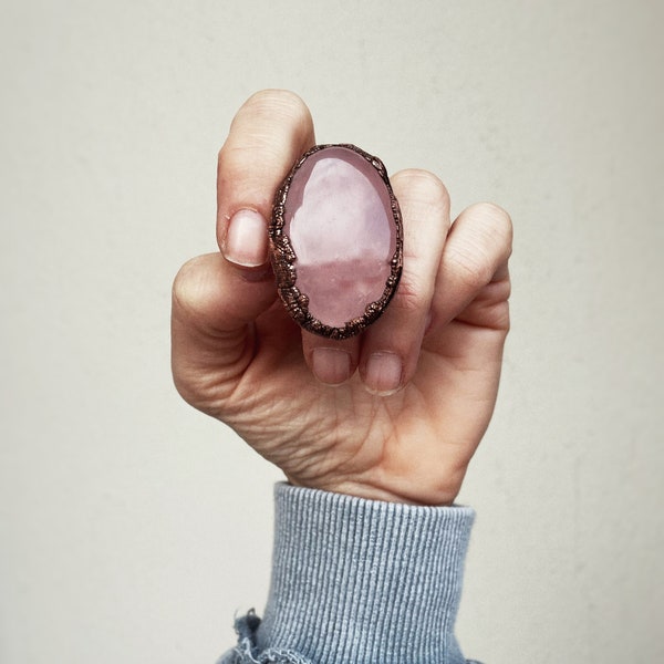 Ringe mit Rosenquarzsteinen. Handgefertigter Kupferschmuck. Große Steine. Edelsteinring