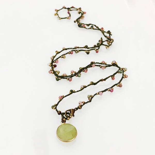 Kleine gehaakte ketting met toermalijn stenen werkte. Cadeau voor Valentijnsdag. 2019 gehaakte ketting trend. Ebbijoux