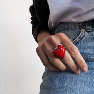 Anillo con corazón rojo. Joya de cobre con corazón de cristal. Regalo de San Valentín. Artesanía en cobre oscuro.