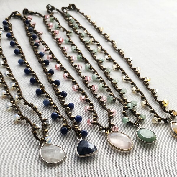 Gehaakte ketting met charms en stenen. Choker handgemaakt met hangers en verschillende kleuren. Kies uw stijl! Ebbijoux