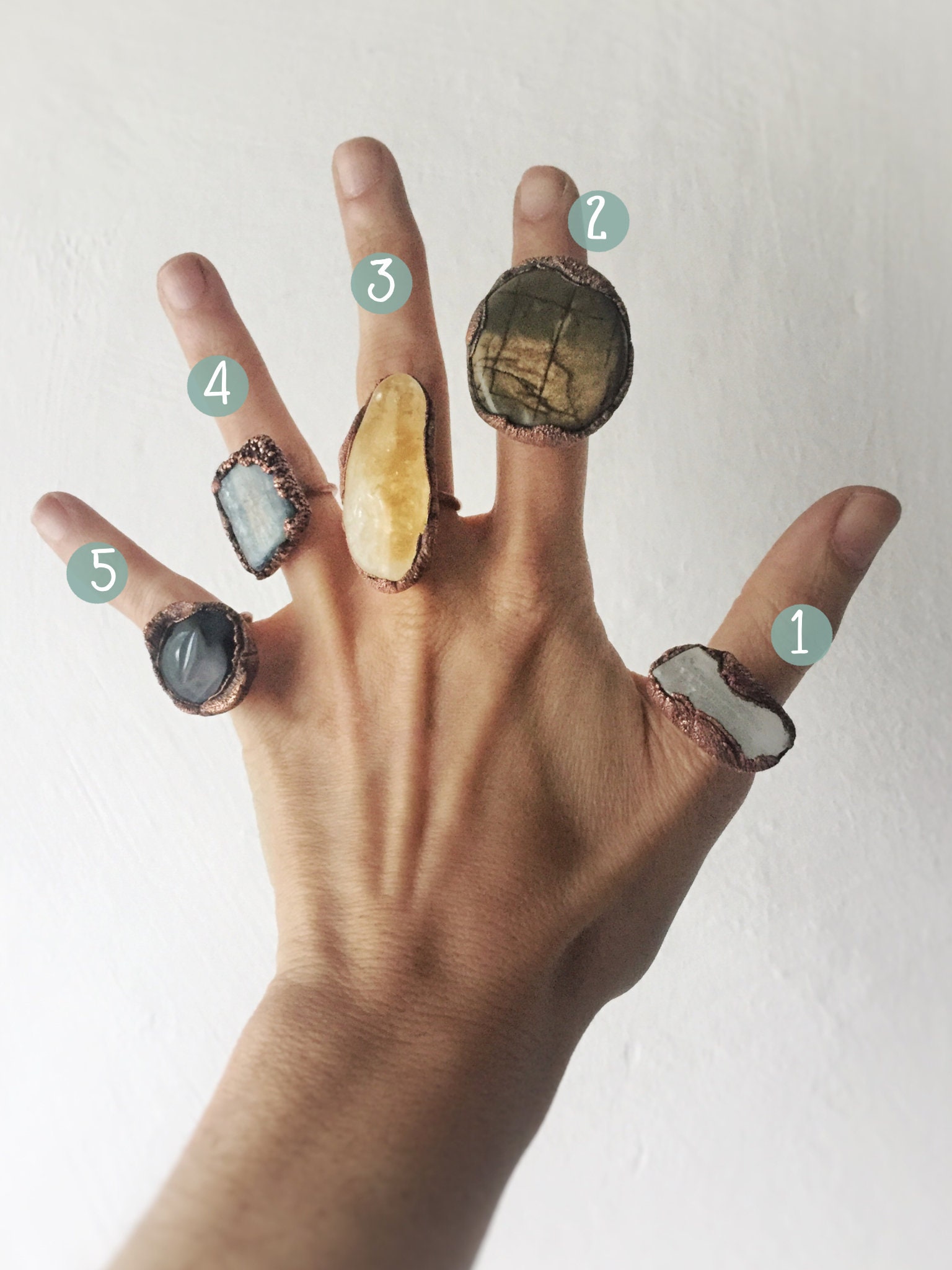 Anelli grandi in rame con pietre