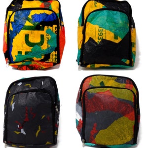 Pu&ograve; includere: Quattro zaini colorati diversi realizzati con materiali riciclati. Ogni zaino ha un motivo e una combinazione di colori unici, tra cui nero, giallo, verde, rosso e blu.