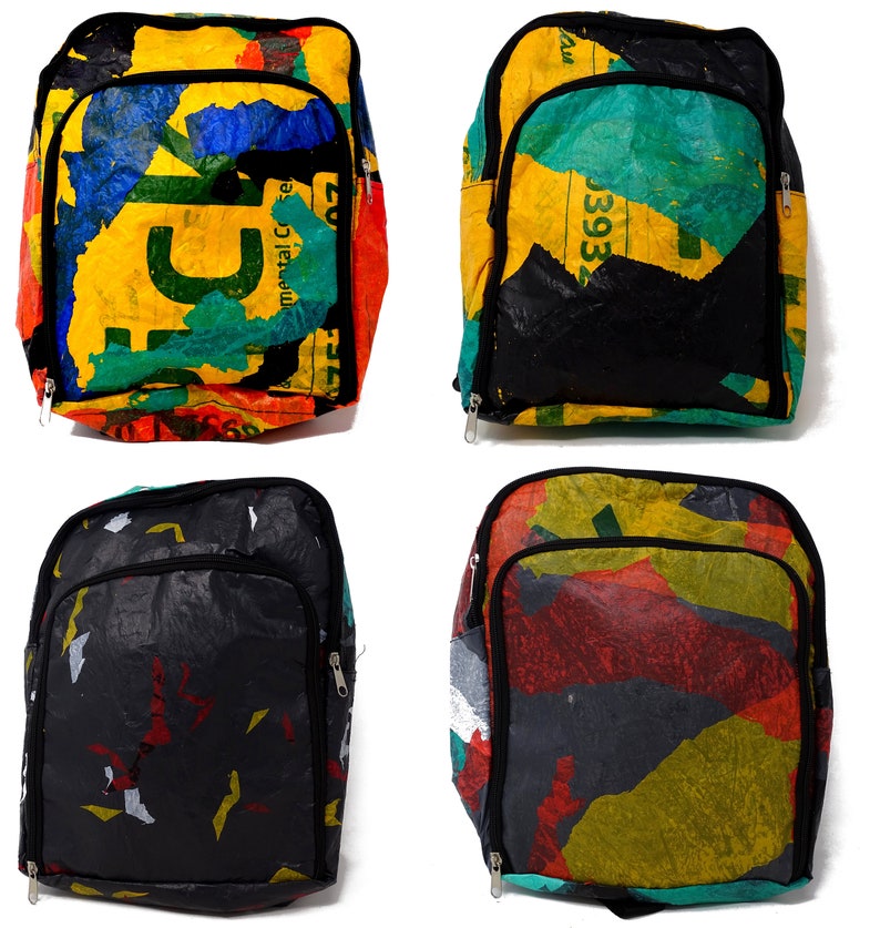 Pu&ograve; includere: Quattro zaini colorati diversi realizzati con materiali riciclati. Ogni zaino ha un motivo e una combinazione di colori unici, tra cui nero, giallo, verde, rosso e blu.
