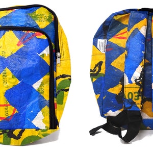 Pu&ograve; includere: Uno zaino giallo e blu realizzato con sacchetti di plastica riciclati. Lo zaino ha una cerniera nera e spallacci neri.