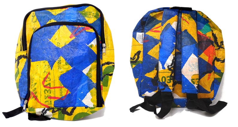 Pu&ograve; includere: Uno zaino giallo e blu realizzato con sacchetti di plastica riciclati. Lo zaino ha una cerniera nera e spallacci neri.