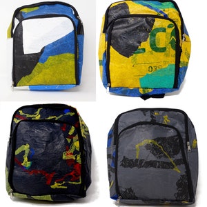 Pu&ograve; includere: Quattro zaini diversi realizzati con sacchetti di plastica riciclati. Gli zaini sono tutti di colori e motivi diversi. Il primo zaino &egrave; blu, giallo e bianco. Il secondo zaino &egrave; giallo, verde e nero. Il terzo zaino &egrave; nero, rosso e giallo. Il quarto zaino &egrave; grigio e nero.