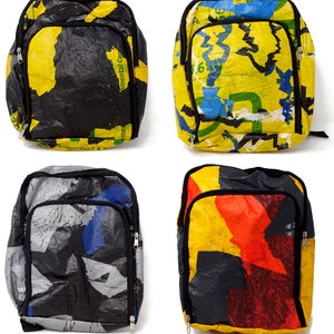 Pu&ograve; includere: Quattro zaini in plastica riciclata di diversi colori. Ogni zaino ha un design unico con colori nero, giallo, rosso, blu e grigio. Gli zaini hanno due scomparti con cerniera e spalline regolabili.