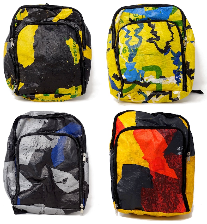 Pu&ograve; includere: Quattro zaini in plastica riciclata di diversi colori. Ogni zaino ha un design unico con colori nero, giallo, rosso, blu e grigio. Gli zaini hanno due scomparti con cerniera e spalline regolabili.