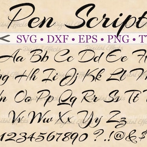Puede incluir: Una imagen en blanco y negro de una fuente manuscrita llamada "Pen Script". La fuente incluye letras mayúsculas, letras minúsculas, números y signos de puntuación.