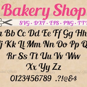 Puede incluir: Alfabeto de fuente Bakery Shop en negro con título rosa. El alfabeto incluye letras mayúsculas, letras minúsculas, números del 0 al 9 y signos de puntuación. La fuente es de estilo cursivo.