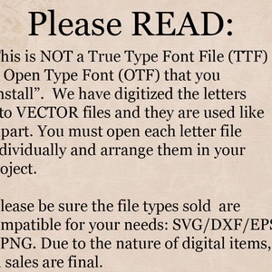 Op de afbeelding: Tekst op een beige achtergrond die "Lees AUB:" luidt, gevolgd door twee opsommingstekens. Het eerste opsommingsteken legt uit dat de bestanden geen True Type Font Files (TTF) of Open Type Font (OTF) zijn en dat het vectorbestanden zijn die worden gebruikt als clipart. Het tweede opsommingsteken legt uit dat de verkochte bestandstypen compatibel zijn met SVG/DXF/EPS & PNG en dat alle verkopen definitief zijn.