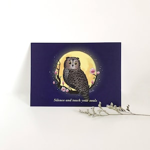 Eulen Postkarte - Silence and touch your souls | Eule mit Mond | Großer Mond