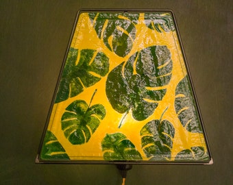 Amarillo - small lamp from the Botanical Collection, with green leafs from the Monstera Deliciosa