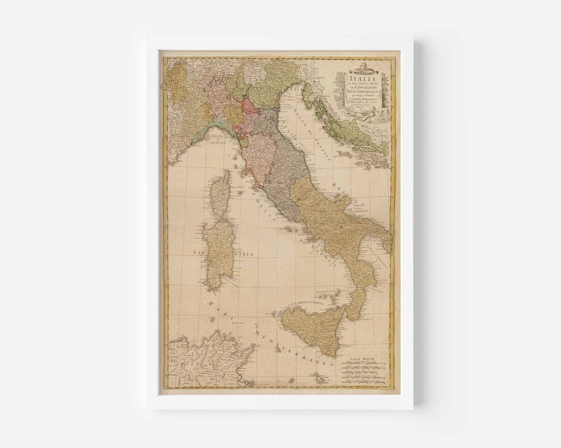 Puede incluir: Un mapa antiguo de Italia del siglo XVIII, que muestra las diferentes regiones y reinos que compon&iacute;an la pen&iacute;nsula italiana. El mapa est&aacute; impreso en blanco y negro con detalles coloreados a mano, e incluye un cartucho de t&iacute;tulo con el texto "ITALIA" en una fuente decorativa.
