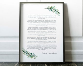 Könnte beinhalten: Ein druckbarer Wandposter mit einem grünen Blattdesign und einem Zitat von Max Ehrmann namens "Desiderata". Das Zitat ermutigt zu Frieden, Freundlichkeit und Selbstakzeptanz.