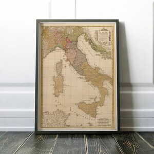 Puede incluir: Un mapa antiguo de Italia de 1797, que muestra las diferentes regiones y reinos de la pen&iacute;nsula italiana. El mapa est&aacute; impreso en blanco y negro con detalles coloreados a mano. El mapa est&aacute; enmarcado en un marco negro.