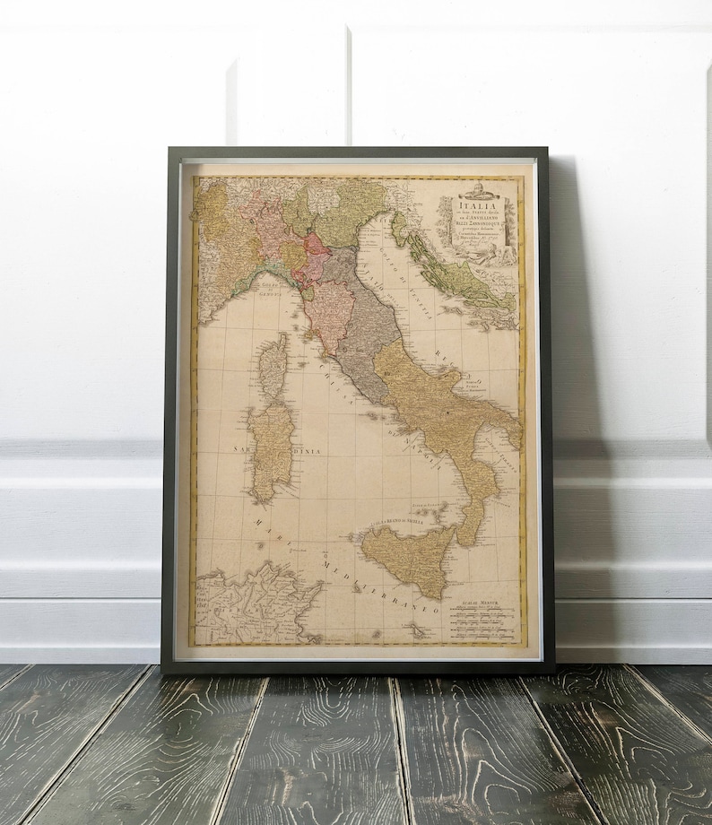 Puede incluir: Un mapa antiguo de Italia de 1797, que muestra las diferentes regiones y reinos de la pen&iacute;nsula italiana. El mapa est&aacute; impreso en blanco y negro con detalles coloreados a mano. El mapa est&aacute; enmarcado en un marco negro.
