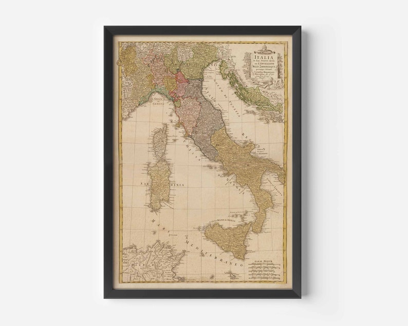 Puede incluir: Un mapa antiguo de Italia de 1780, que muestra las divisiones pol&iacute;ticas del pa&iacute;s en ese momento. El mapa est&aacute; impreso en blanco y negro con detalles coloreados a mano. El t&iacute;tulo "ITALIA" est&aacute; impreso en la parte superior del mapa.