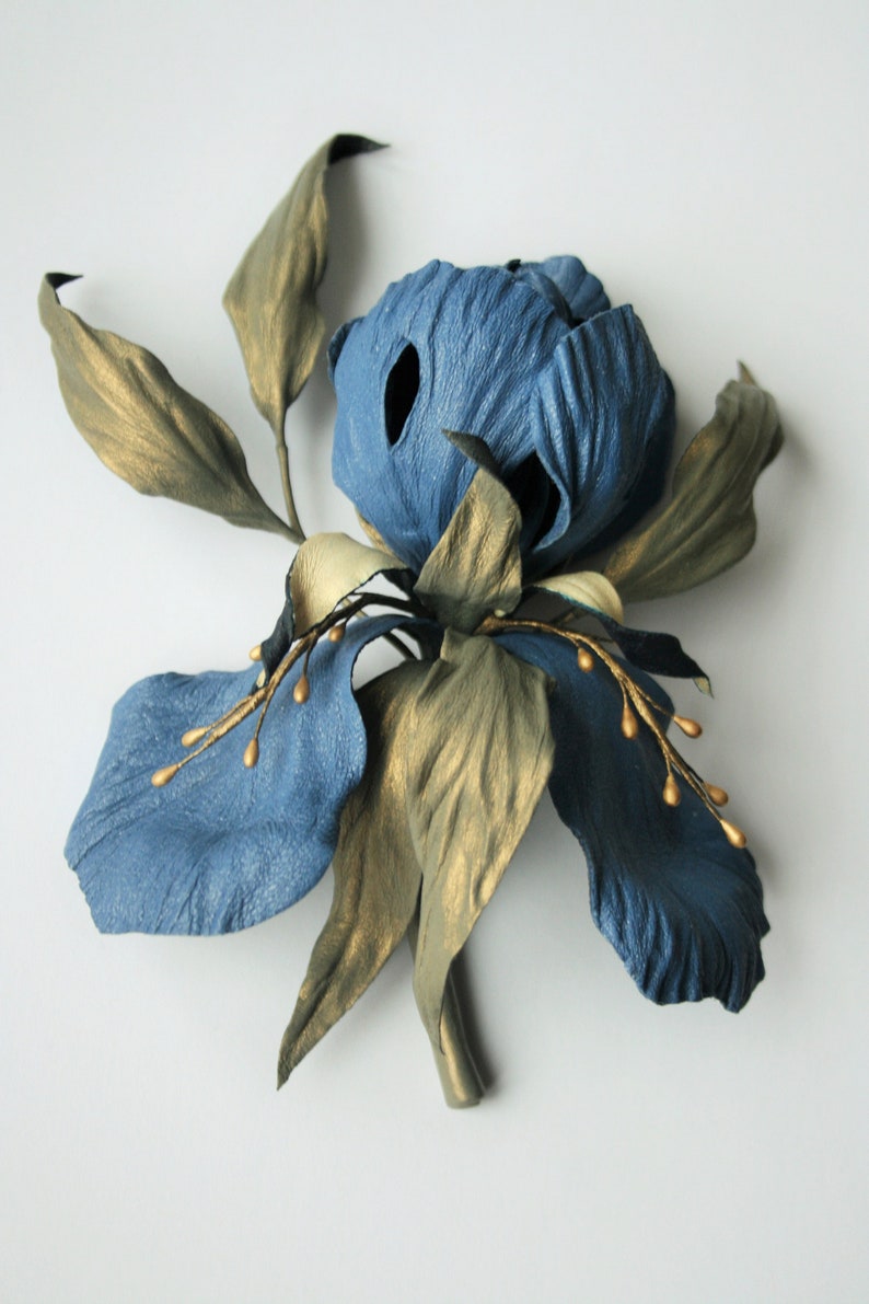 брошь ирис из кожи. кожа ирис. картина из кожи ирисы. кожа ирис. брошь ирис из кожи.