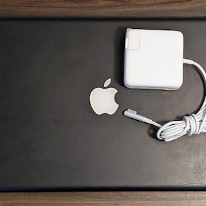 Apple MacBook A1181 13" bärbar dator | Intel Core 2 Duo 2 GHz | 4 GB RAM | Med laddare