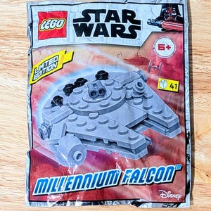 Puede incluir: Un juego de construcción LEGO Star Wars Millennium Falcon en una bolsa de plástico sellada. La bolsa presenta los logotipos de LEGO y Star Wars, una etiqueta de edición limitada y el logotipo de Disney. El set es para mayores de 6 años y contiene 41 piezas.