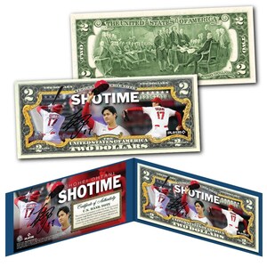 Pode incluir: Uma nota de dois dólares com um jogador de beisebol com um uniforme vermelho com o texto "SHOTIME" e a assinatura do jogador. A nota é uma réplica de uma nota de banco americana.