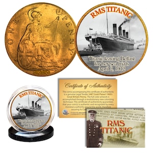 以下が含まれることがあります： 1900 年のイギリスのペニー金貨で、RMS タイタニックが 1912 年 4 月 2 日にベルファストを出港して海上の試験航海に出る様子が描かれています。コインは透明なプラスチック製のケースに収められており、黒い台座が付いています。本物であることを証明する書類には、このコインが本物の 24 カラット金メッキされた法定通貨であることが記載されています。