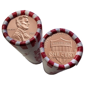 Puede incluir: Dos rollos de centavos, cada uno envuelto en papel con rayas rojas y blancas. Un rollo muestra el perfil de Abraham Lincoln y el año 2025. El otro rollo muestra las palabras "United States of America" y "One Cent."