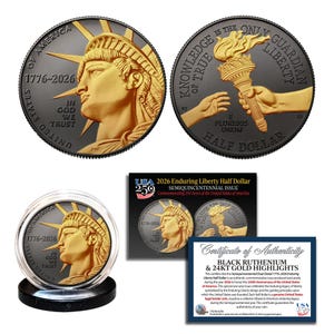 Op de afbeelding: Set van herdenkingsmunten van een halve dollar met gouden accenten. Eén munt toont het Vrijheidsbeeld met de tekst "1776-2026" en "In God We Trust". De andere munt toont een fakkel met de tekst "Knowledge is True". Inclusief een certificaat.