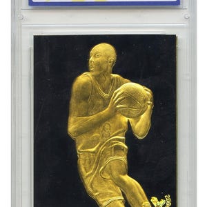 Puede incluir: Tarjeta de novato de Kobe Bryant dorada de la serie Skybox EX-2000 de 1996-97. La tarjeta est&aacute; calificada como WCG 10 GEM-MT y presenta un fondo negro con letras doradas y una imagen dorada en relieve de Bryant. Edici&oacute;n limitada.