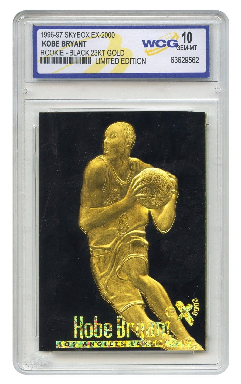 Puede incluir: Tarjeta de novato de Kobe Bryant dorada de la serie Skybox EX-2000 de 1996-97. La tarjeta est&aacute; calificada como WCG 10 GEM-MT y presenta un fondo negro con letras doradas y una imagen dorada en relieve de Bryant. Edici&oacute;n limitada.