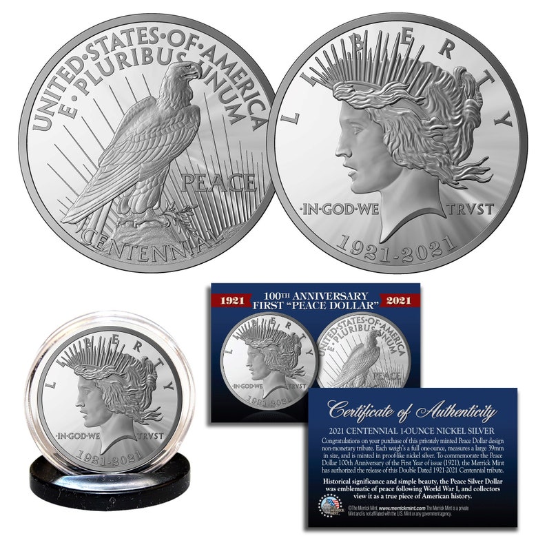 Puede incluir: Un juego de monedas conmemorativas de plata que celebra el 100 aniversario del D&oacute;lar de la Paz. El juego incluye dos monedas de plata, una con un &aacute;guila y las palabras "United States of America" y la otra con un perfil de mujer y las palabras "In God We Trust". El juego tambi&eacute;n incluye un certificado de autenticidad.