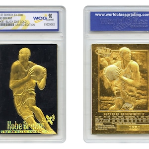 Puede incluir: Dos tarjetas coleccionables de Kobe Bryant en estuches protectores. Una tarjeta presenta una imagen dorada en relieve de Bryant con un bal&oacute;n de baloncesto sobre un fondo negro. La otra tarjeta es dorada con el texto "GOLD CARD".