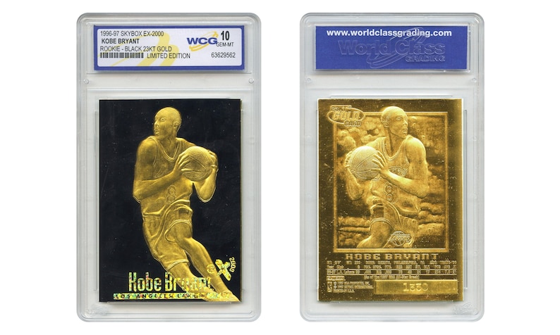 Puede incluir: Dos tarjetas coleccionables de Kobe Bryant en estuches protectores. Una tarjeta presenta una imagen dorada en relieve de Bryant con un bal&oacute;n de baloncesto sobre un fondo negro. La otra tarjeta es dorada con el texto "GOLD CARD".