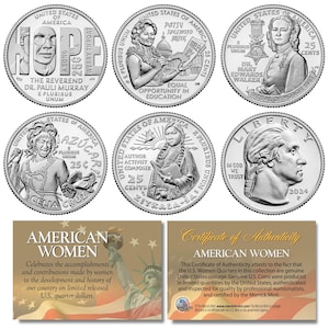 Può includere: Un set di 5 monete da un quarto di dollaro americano in argento con ritratti di donne americane notevoli. Le monete sono esposte su uno sfondo marrone con un certificato di autenticità. Il testo sulle monete include "E Pluribus Unum", "In God We Trust", "United States of America", "25 Cents", "Liberty", "2024", "Celia Cruz", "Zitkala-Sa", "Patsy Takemoto Mink", "Dr. Pauli Murray", "Idri Mary Edwards Walker" e "Medal of Honor 1855".