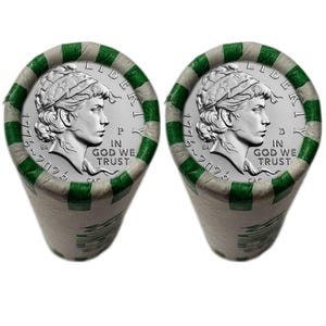 Könnte beinhalten: Zwei Rollen Silbermünzen, jede mit dem Profil einer Frau und dem Text "IN GOD WE TRUST" sowie den Jahren "1776~2026". Die Rollen sind in Papier mit grün-weißen Streifen verpackt.